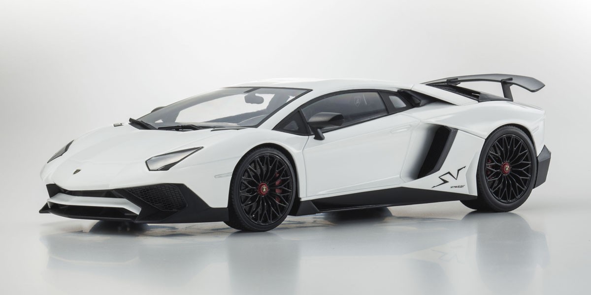 Lamborghini Aventador LP белая